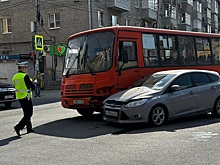 В Рязани в ДТП на перекрестке попали автобус и Ford Focus