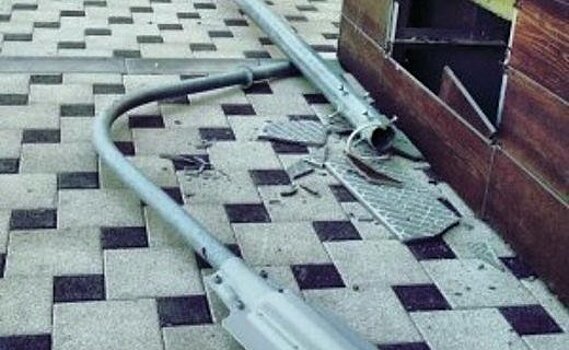 В Анапе мусоровоз сбил фонарный столб