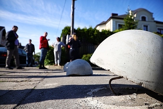 В Калининграде жители годами перекрывают проезд по городской улице