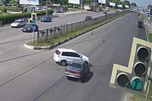 На Московском шоссе иномарка неудачно развернулась