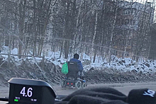 Инвалид в коляске не смог преодолеть сугробы и заставил чиновников работать
