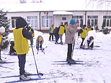 В посёлке Грачёвка школьники осваивают передвижения на лыжах, спуски и подъёмы