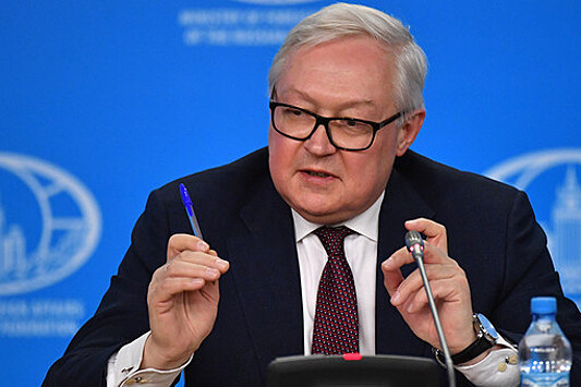Рябков заявил, что США, вводя лимит цен на российскую нефть, рубят сук, на котором сидят