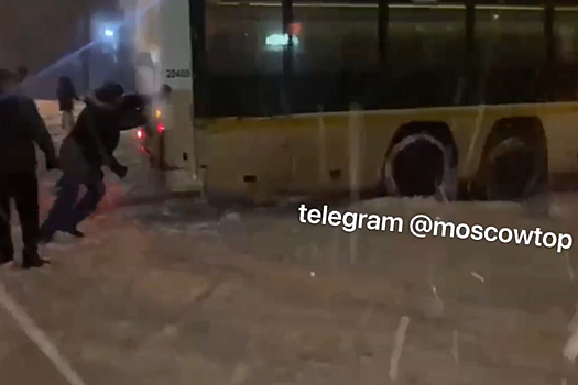 В Подмосковье пассажиры вытолкали автобус из снега