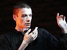 Матвеев вышел на сцену в образе голой женщины