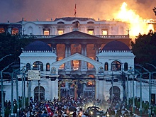 В Непале протестующие подожгли здание парламента, пожар сняли на видео