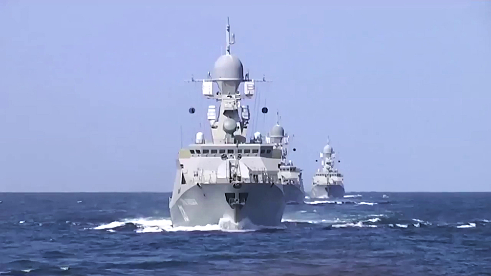 Корабли Каспийской флотилии произвели 26 пусков крылатых ракет морского базирования по позициям боевиков "Исламского государства" в Сирии. (Стоп-кадры с видео, опубликованного Министерством обороны РФ на своем официальном канале в YouTube)