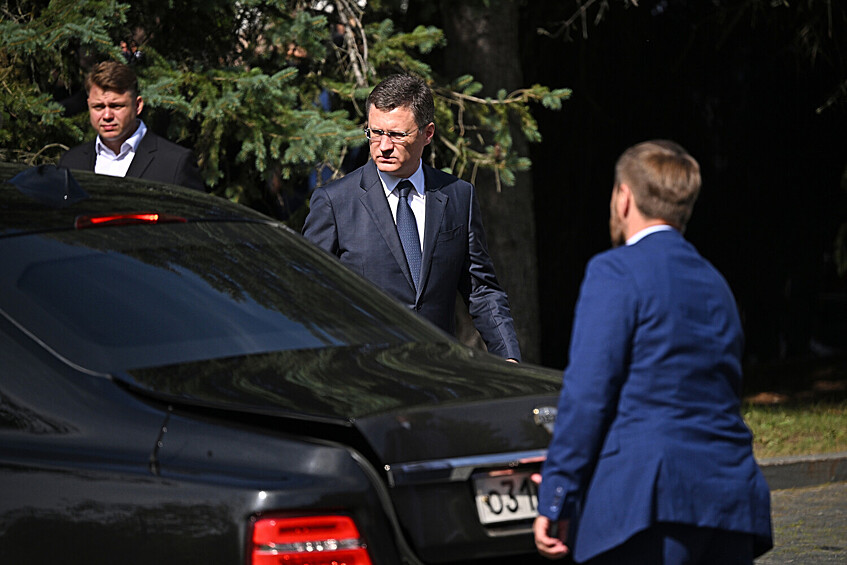 Заместитель председателя правительства РФ Александр Новак перед началом церемонии прощания с бывшим министром транспорта Романом Старовойтом в ЦКБ, Москва, 10 июля 2025 года