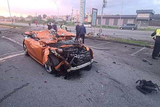 Mercedes в Северной Осетии врезался в столб и два автомобиля, три человека погибли