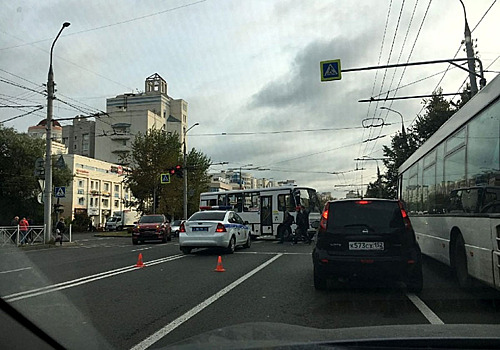 Около «Крейсера» пассажирский автобус врезался в легковушку