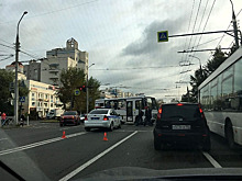 Около «Крейсера» пассажирский автобус врезался в легковушку