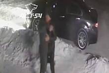 В российском городе водитель силой затащил девушку в авто и скрылся