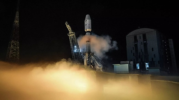 Запуск спутников "Аист-2Т" транслировали на уличных экранах по всей России