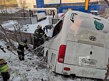 В Челябинске автобус с пассажирами упал с моста