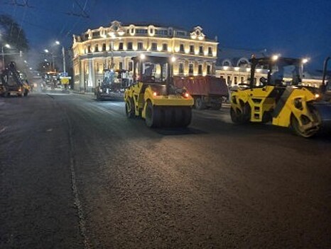 На площади Старый торг начали укладывать асфальт