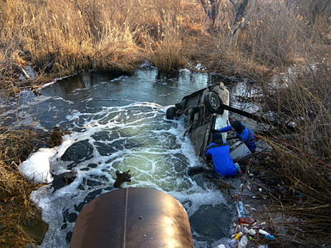В Самарской области из озера достали машину с трупом