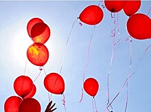 Нет СПИДу: в Бразилии выпустили красные шары как символ надежды