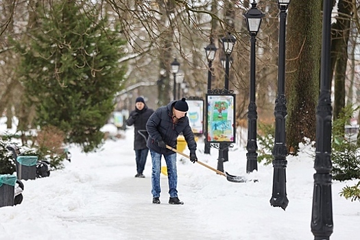 Калининградцы наблюдали редкое явление: сотрудники администрации города убирали улицы