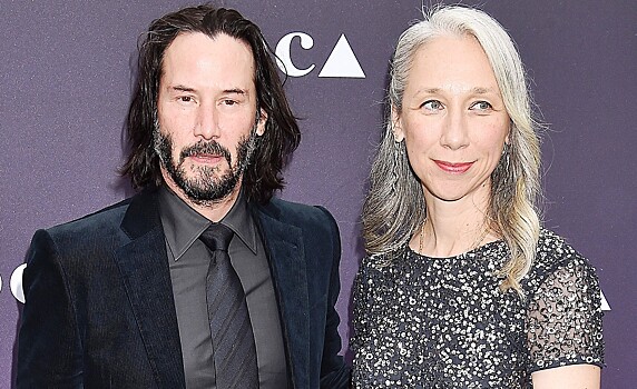 47-летняя невеста Киану Ривза рассказала о романе с актером и своих стандартах красоты