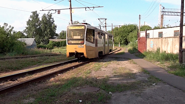 В Курске инспекторы ДПС потушили загоревшуюся крышу трамвая