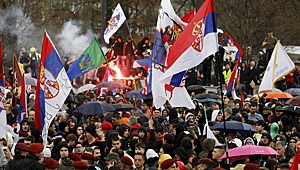 В Белграде начались столкновения протестующих с полицией