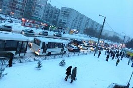 Нижний Новгород встал в многокилометровых пробках в понедельник