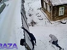 Захотевший в гости россиянин два часа провисел на заборе вниз головой
