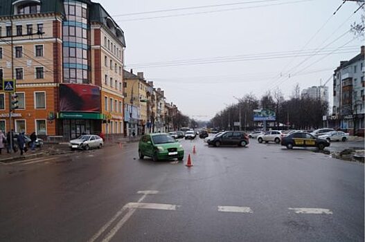 В Орле на Московской «Приора» протаранила автоледи на Kia