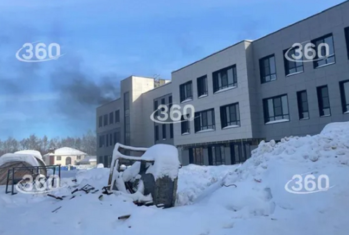 Строящаяся школа загорелась в Подмосковье