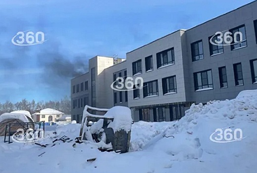 Строящаяся школа загорелась в Сергиевом Посаде