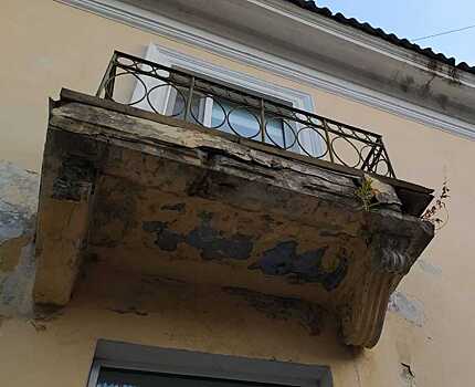 Воронежские УК заставят отремонтировать опасные балконы