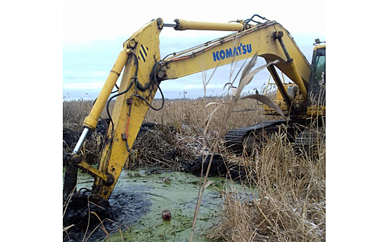 Экскаватор-болотоход расчищает водопропускные каналы в Оби