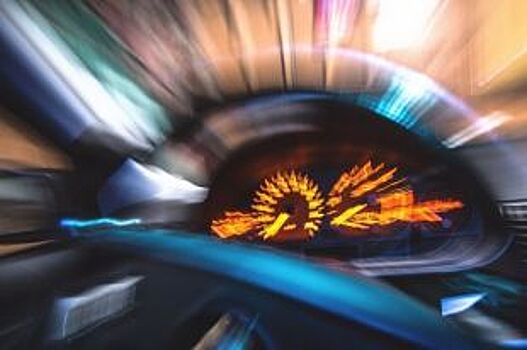 Омичка на Mercedes протаранила два стоящих автомобиля