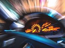 Омичка на Mercedes протаранила два стоящих автомобиля