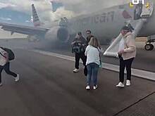 Пассажирский самолет загорелся в аэропорту Денвера и попал на видео