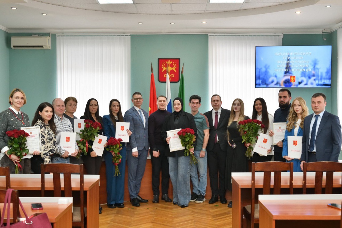 Мэр Майкопа Геннадий Митрофанов наградил победителей конкурса по организации праздничной торговли