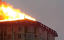 Очевидец: пожарным сложно добраться до горящего дома