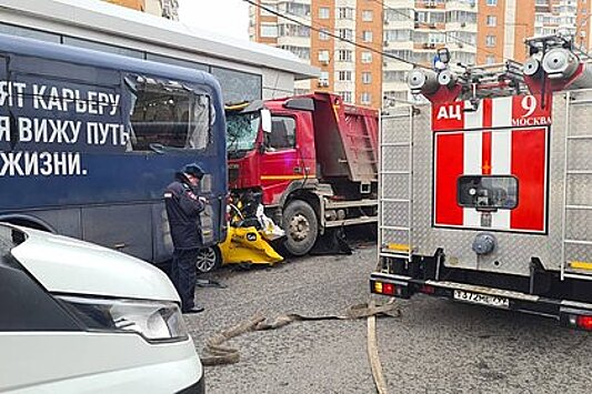 Водитель раздавившего такси в Москве грузовика попросил прощения
