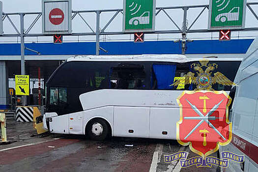 Автобус, в котором пострадали 39 пассажиров, эвакуировали с места ДТП под Тулой