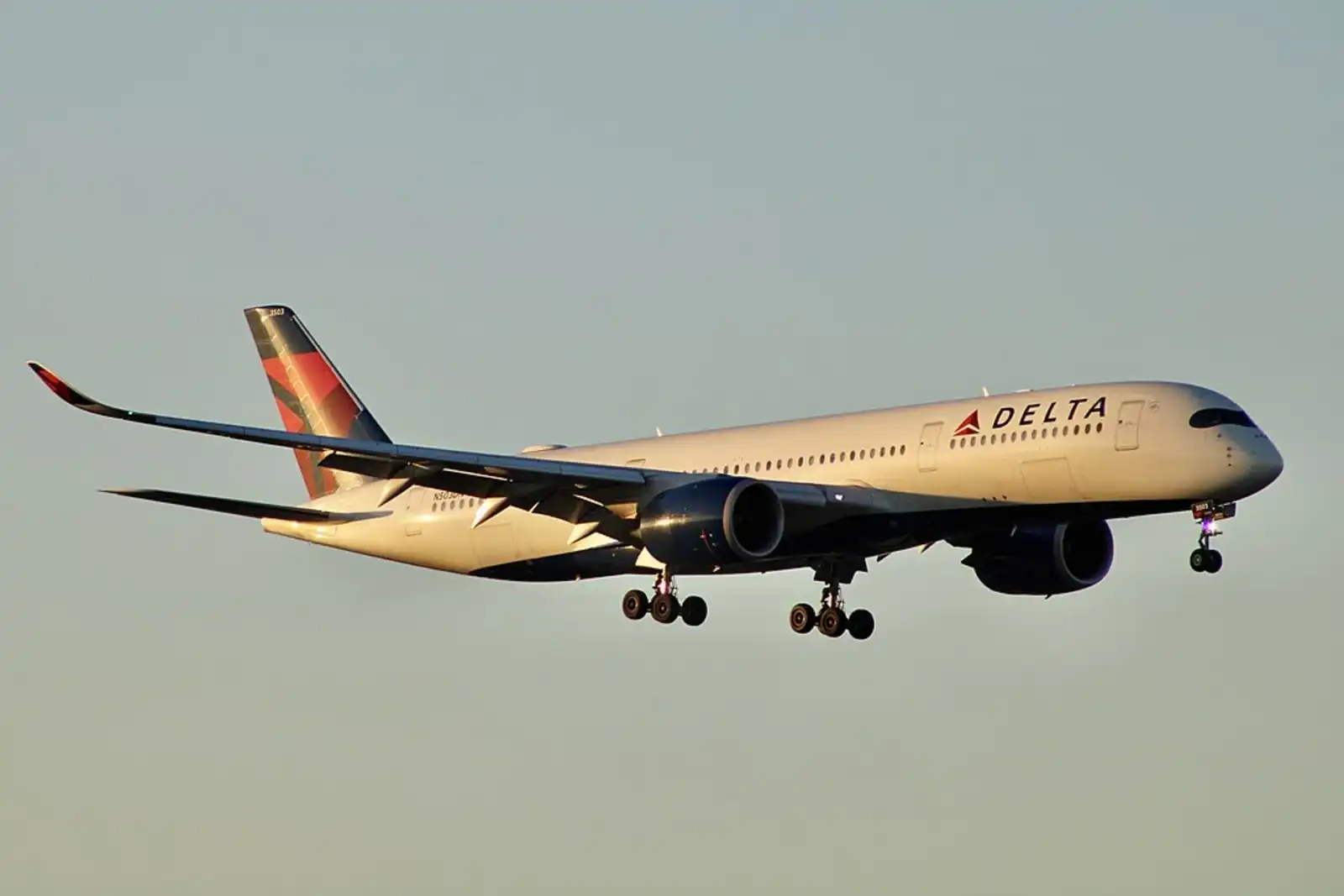 СМИ: у самолета Boeing 767 во время полета оторвался аварийный трап