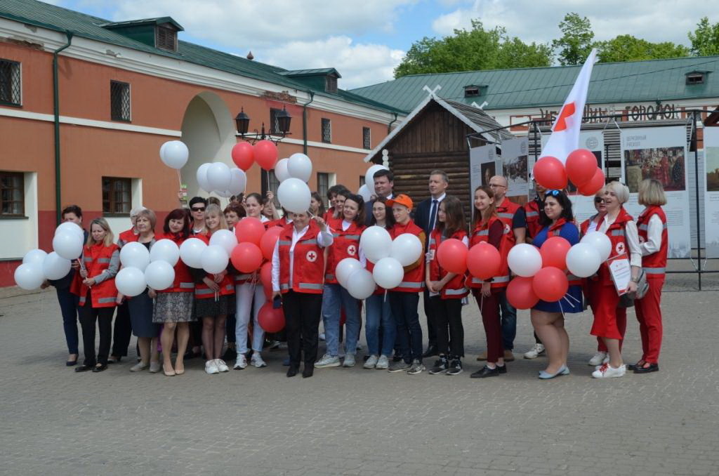 Красный Крест подарил калужанам шары в честь своего дня рождения