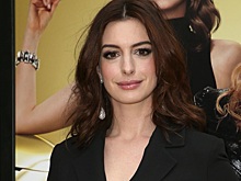 Энн Хэтэуэй в комбинезоне Elie Saab со шлейфом на премьере в Голливуде