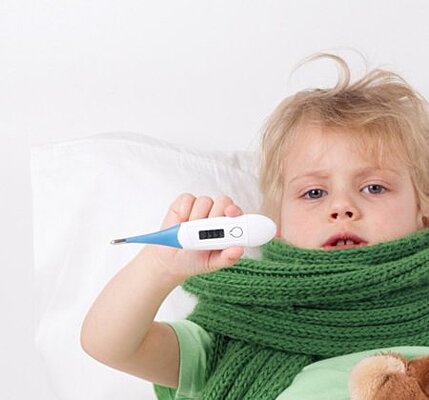 Как правильно сбивать температуру у маленького ребенка и новорожденного?