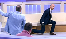 На русском ТВ американца вынудили встать на колено