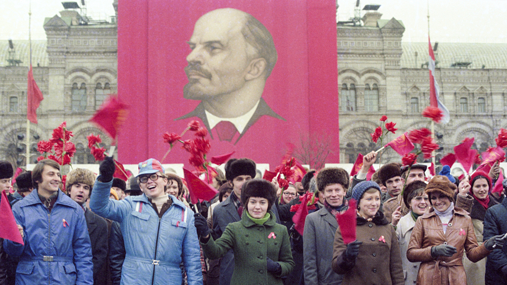 Торжественная манифестация комсомольцев и молодежи на Красной площади в связи с 59-ой годовщиной образования Всесоюзного ленинского коммунистического союза молодёжи (ВЛКСМ), 1977 год