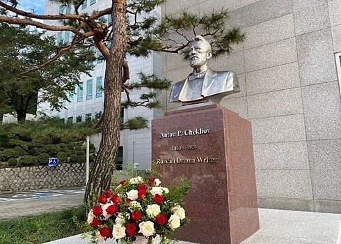 Сеульский киберуниверситет установил памятники Пушкину и Чехову