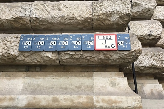 Что значат эти знаки на домах в Будапеште?