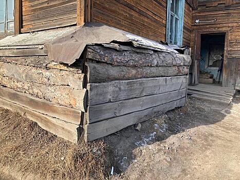 Многодетная семья из Читы проживает в доме с протекающей крышей