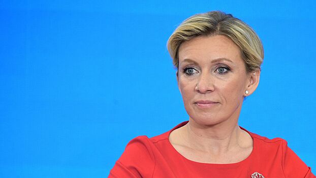 Захарова рассказала, почему выбрала для ВЭФ брошь в виде лотоса