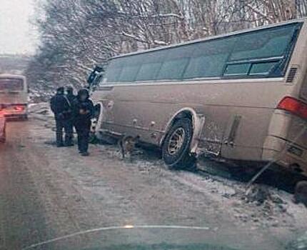 Трасса, на которой перевернулся автобус с пассажирами, извилистая, но без гололеда